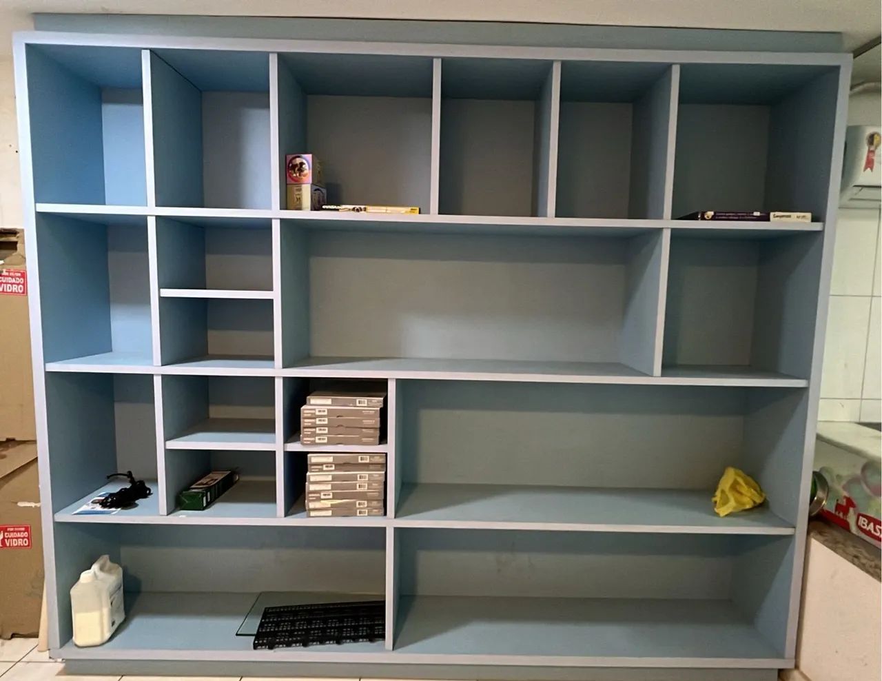 Estante expositora em MDF azul