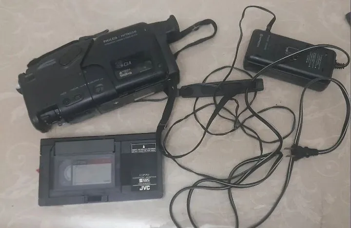 Câmera de Vídeo Philco Hitachi VHS-C + Adaptador de VHS
