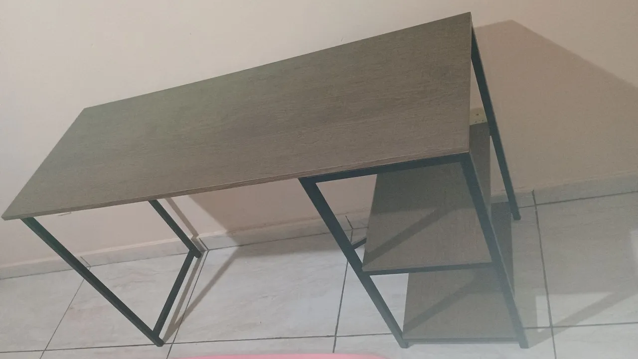 Mesa Escrivaninha com Prateleiras - Design Moderno