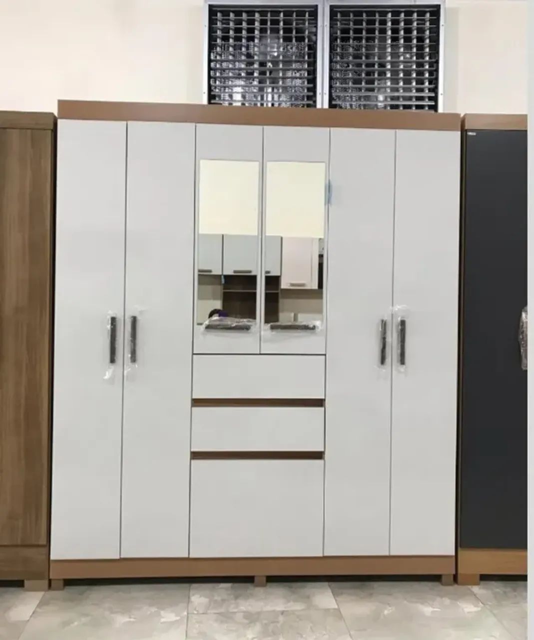 Guarda roupa de casal com espelho (PRODUTO NOVO)