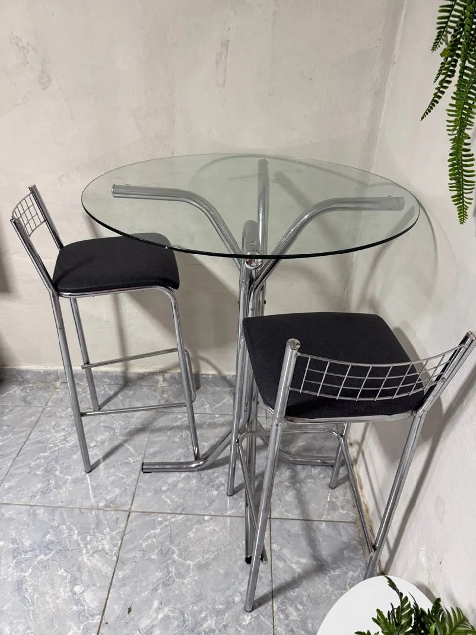 Conjunto Mesa e Cadeiras em Metal e Vidro alta - Foto 3