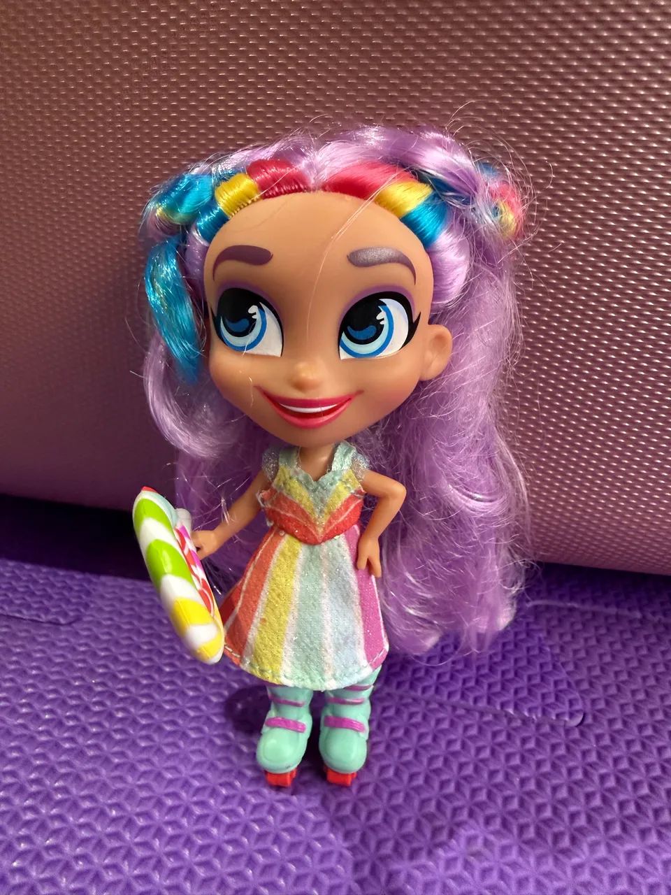 Boneca Hairdorables Rayne com pirulito - Foto 3