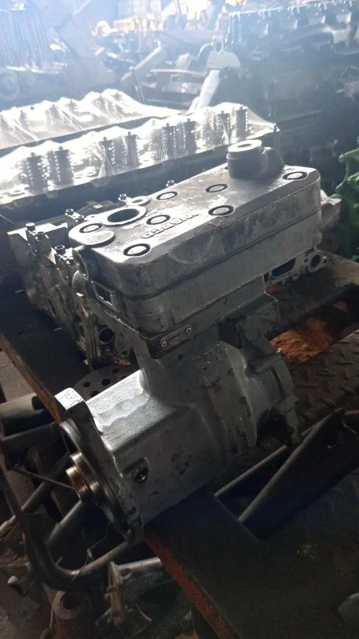 Peças de caminhão, compressores, porquinho, capa seca, tampa bloco etc