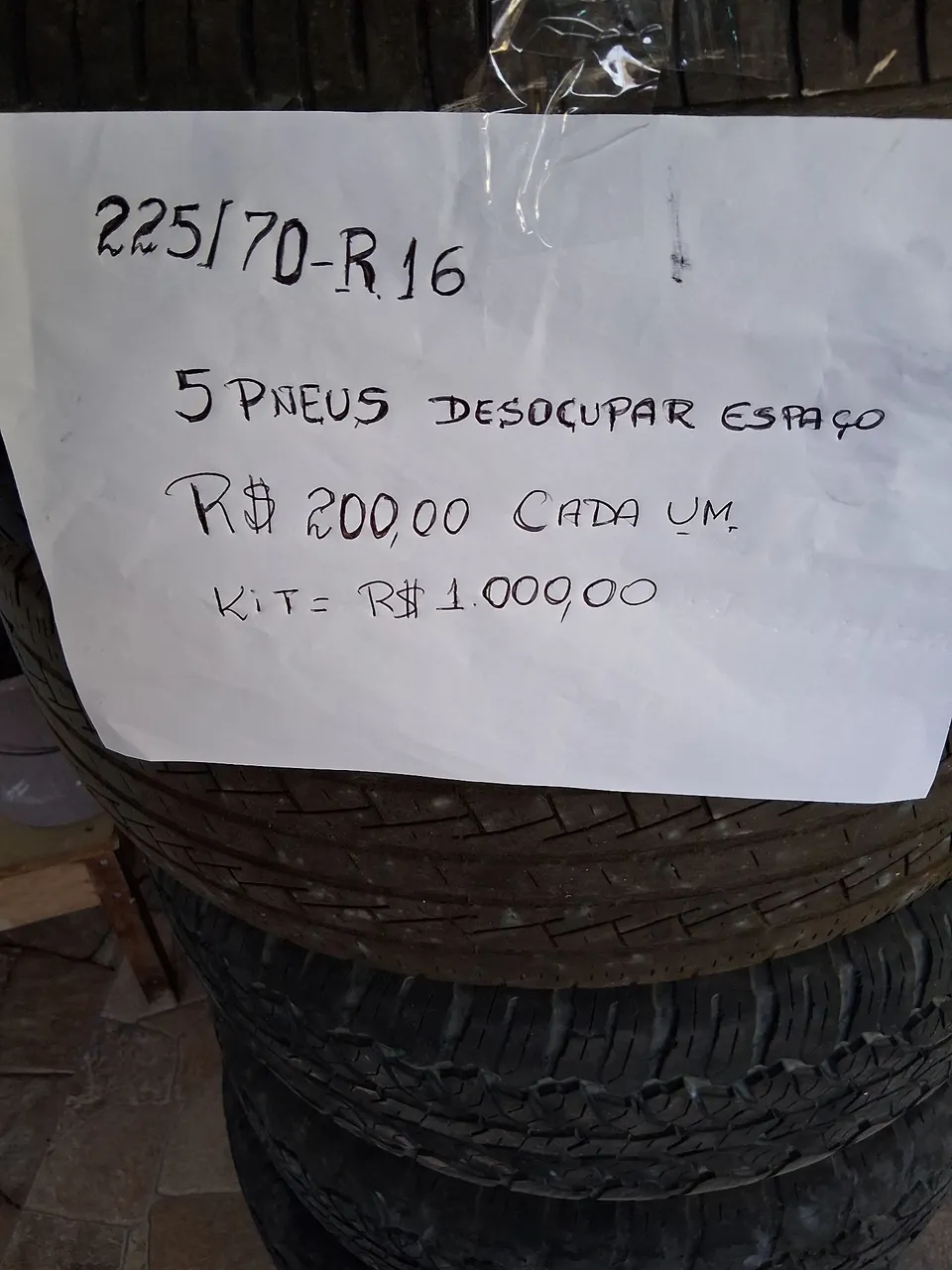 5 Pneus 225/70-R16 para desocupar espaço
