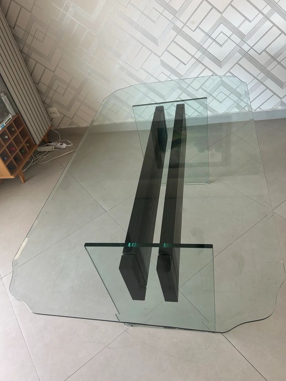 Mesa de Jantar de Vidro e detalhe em Madeira com Bisotê 