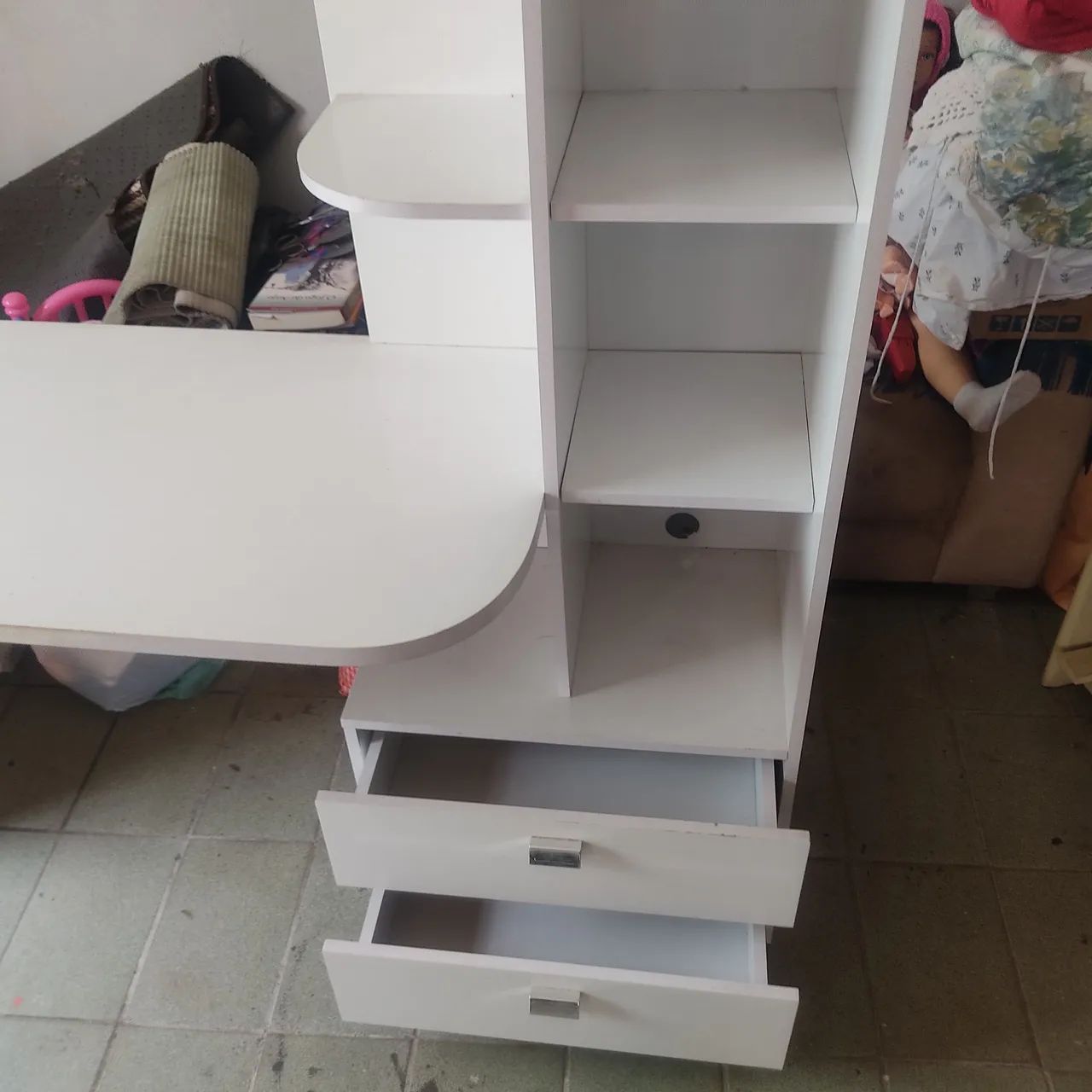 Rack tipo balcão branca com gavetas e prateleiras