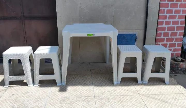 Conjunto de mesa com bancos - Foto 2