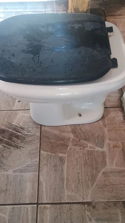 Lavatório com torneira mais um vaso sanitário  - Foto 2