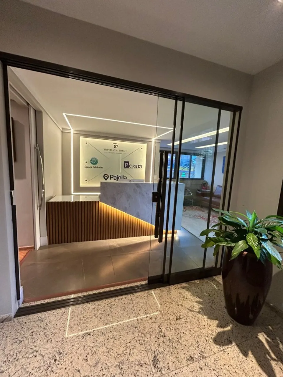 Sala comercial privada.