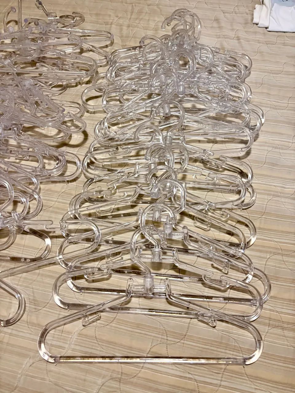 62 Cabides de acrílico - com garra e sem  - Foto 4