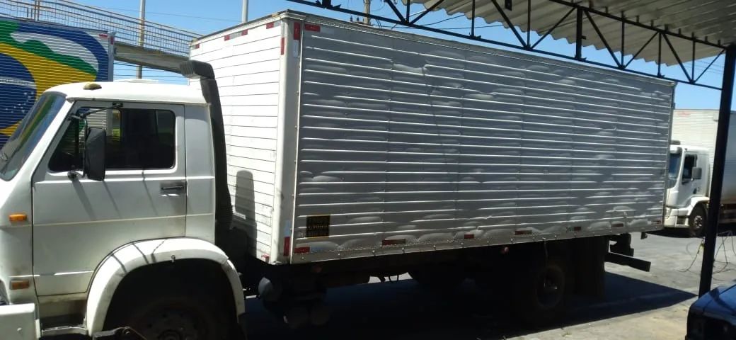 Vendo caminhão Volks com bau 8 mts - Foto 3