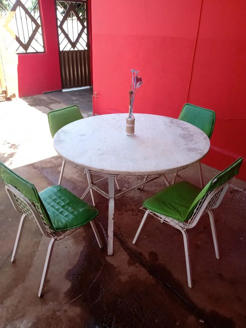Mesa redonda com pedra de mármore branco  conservada,com 4 cadeiras em bom estado . - Foto 5