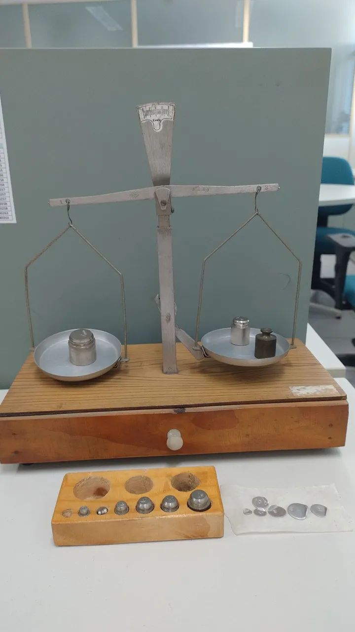 Antiga Balança com cepo e pesos - Foto 2