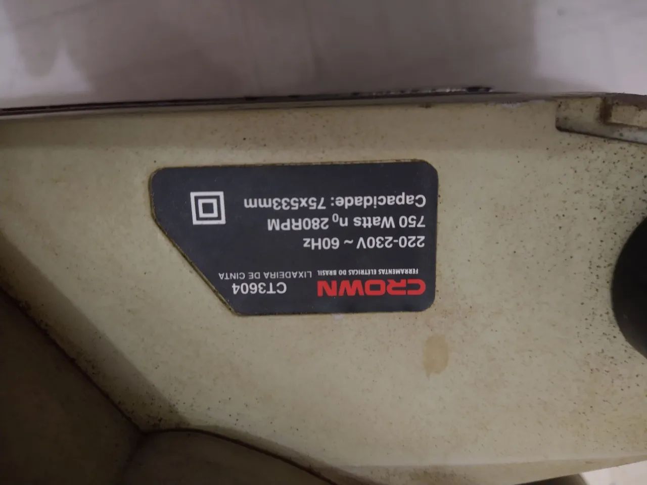 Lixadeira de cinta Elétrica Crown 750W - Foto 4