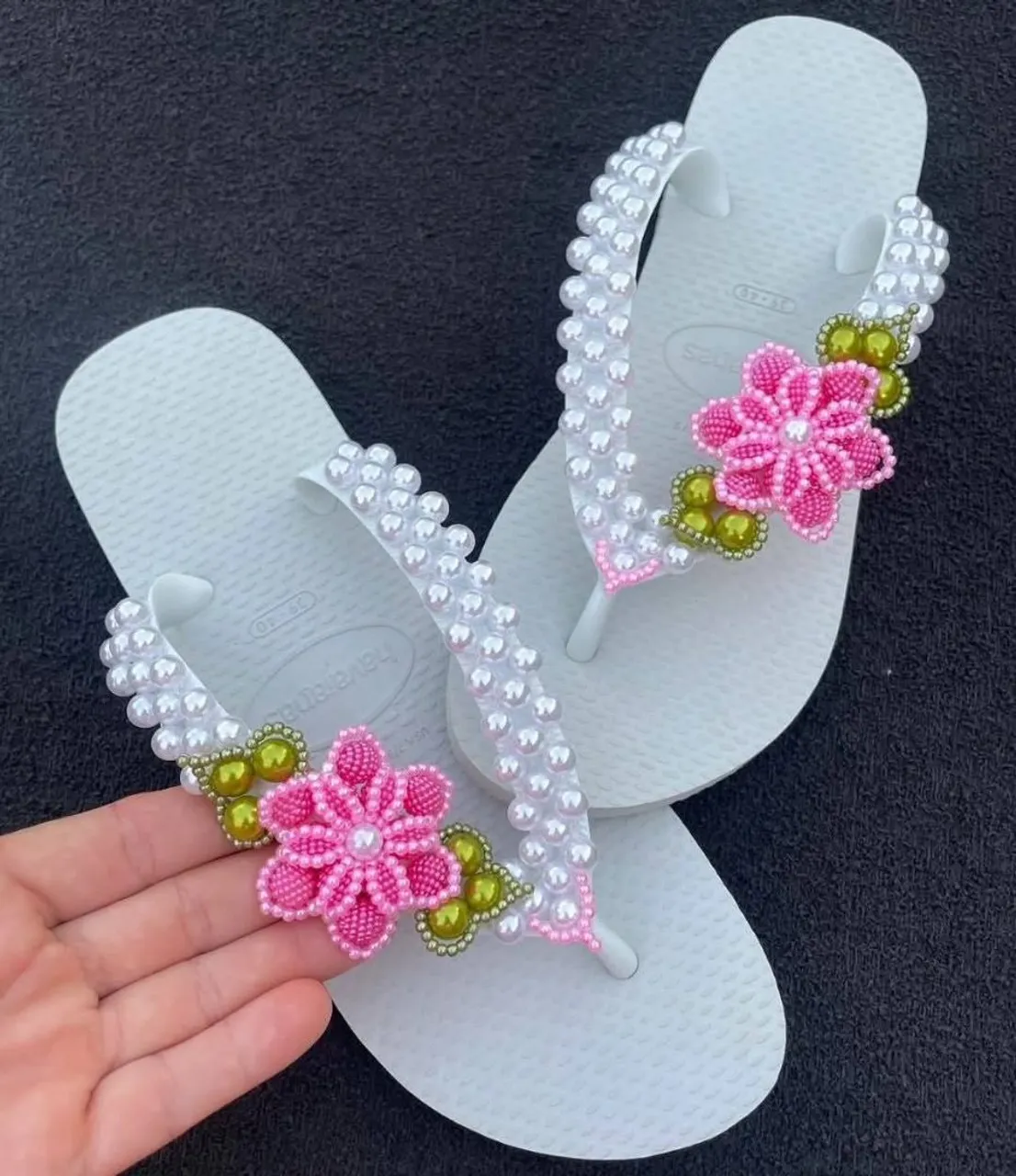 Sandálias Havaianas customizadas com pérolas e flores