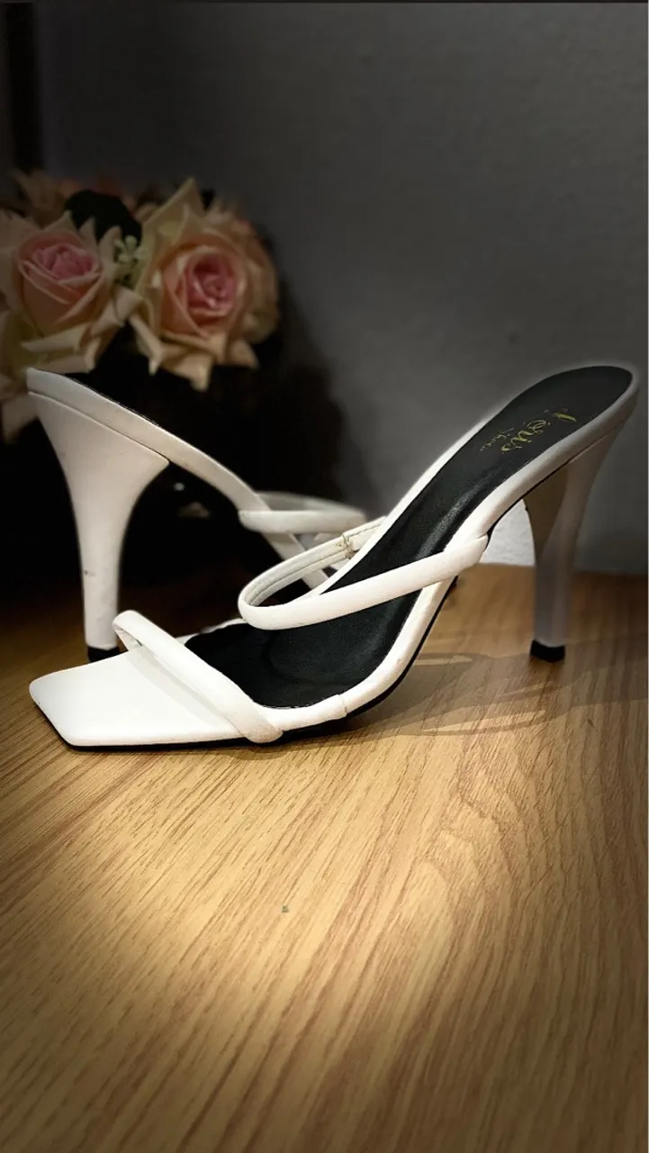 Sandália Salto Alto Branco Elegante