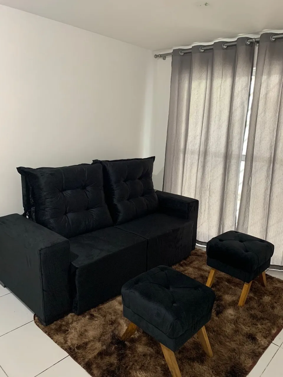 Sofá 2 lugares com 2 puffs e tapete
