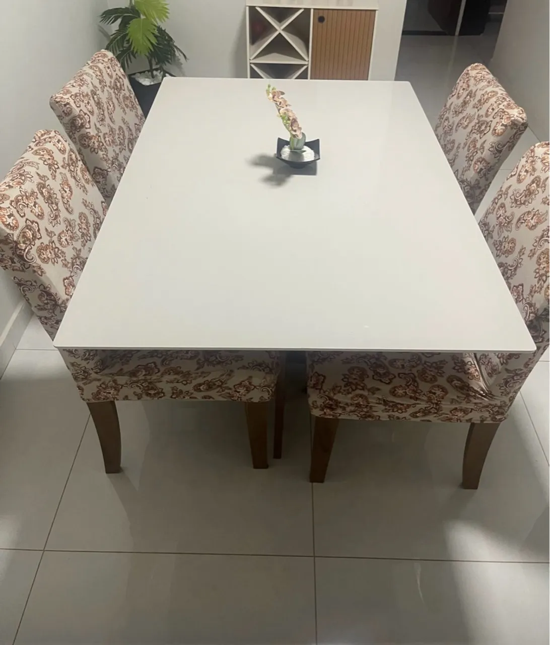 Mesa de Jantar Branca com Cadeiras Estampadas