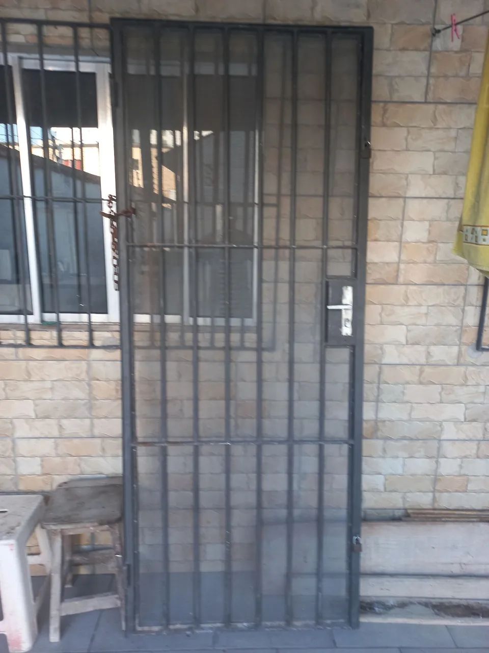 Porta de ferro com tela é batente 