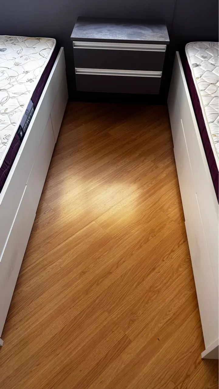 Vendo conjunto completo: 2 camas de solteiro + criado mudo + colchões! - Foto 5