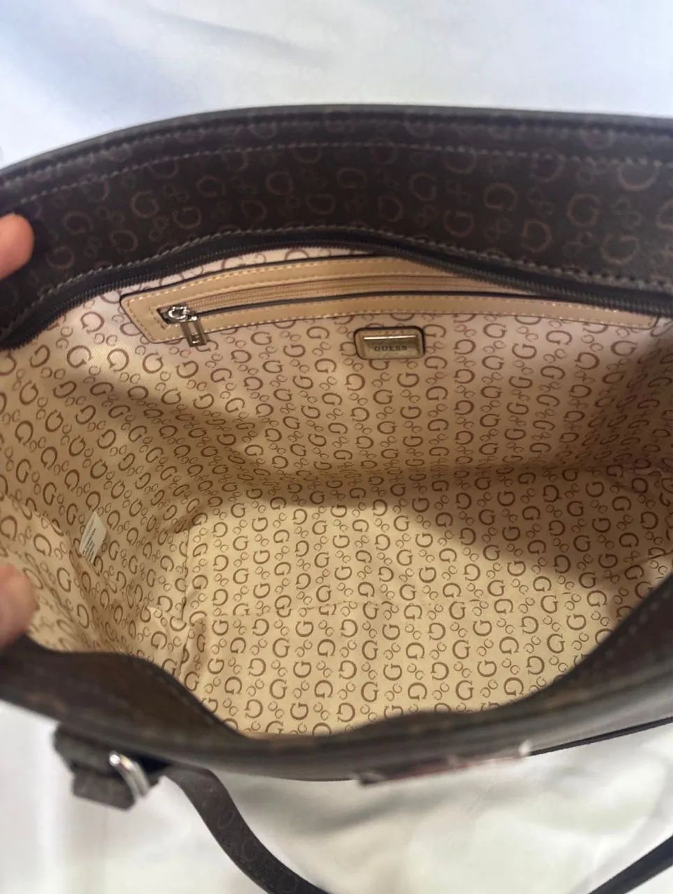 Bolsa Tote Guess Monograma marrom  - Foto 4