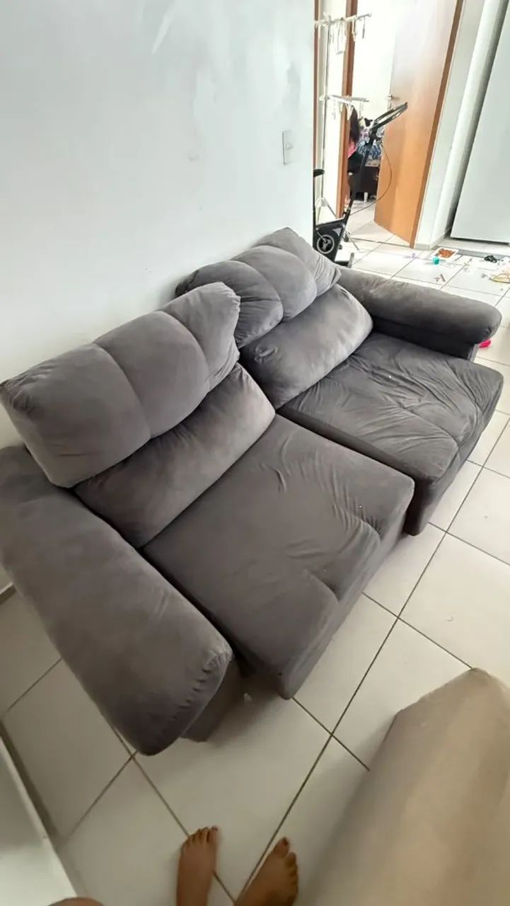 sofá retrátil cinza
