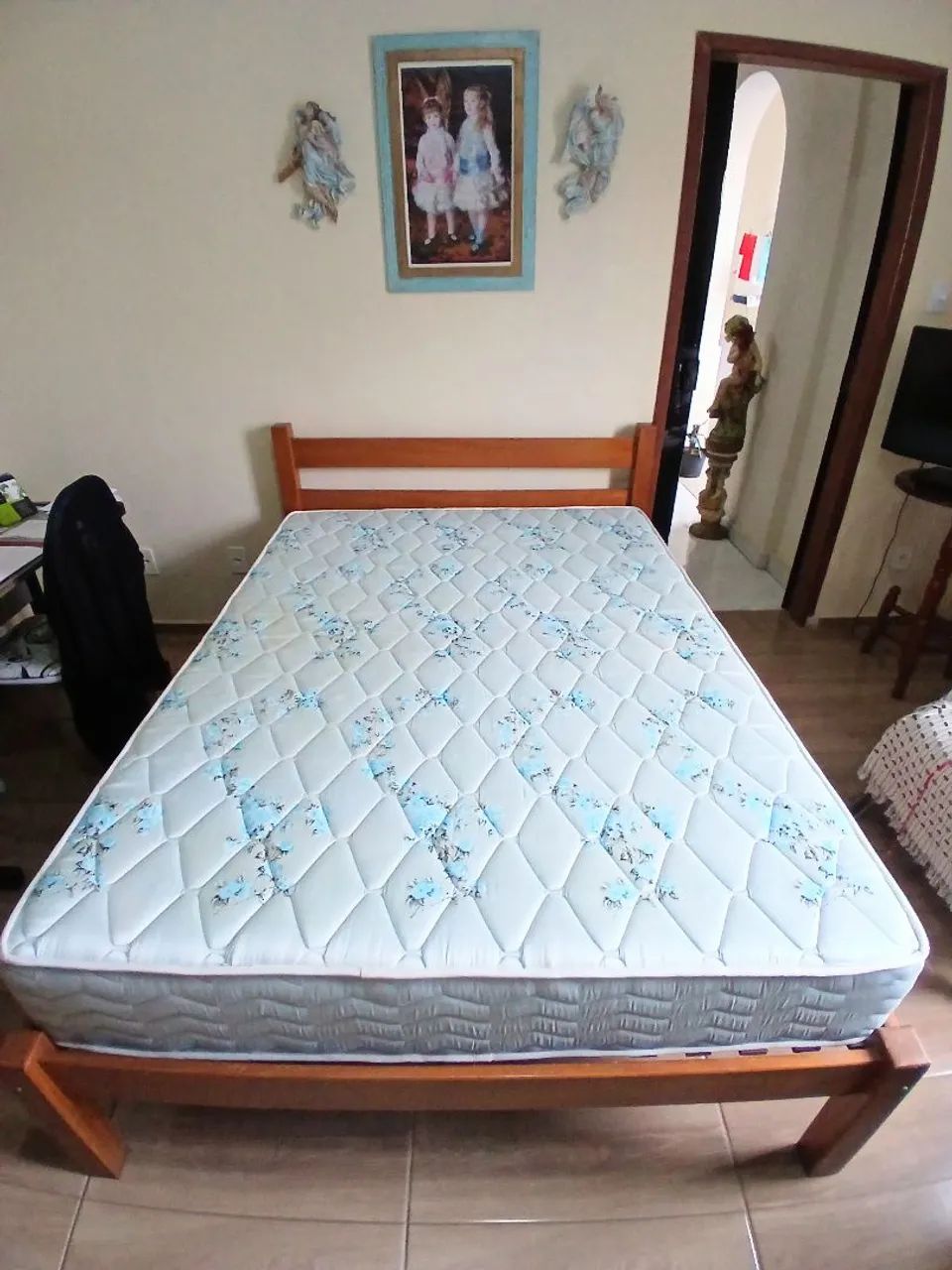 Cama de casal com colchão.