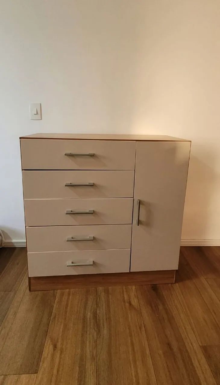 Cômoda com 5 gavetas e 1 porta - Bege e branco