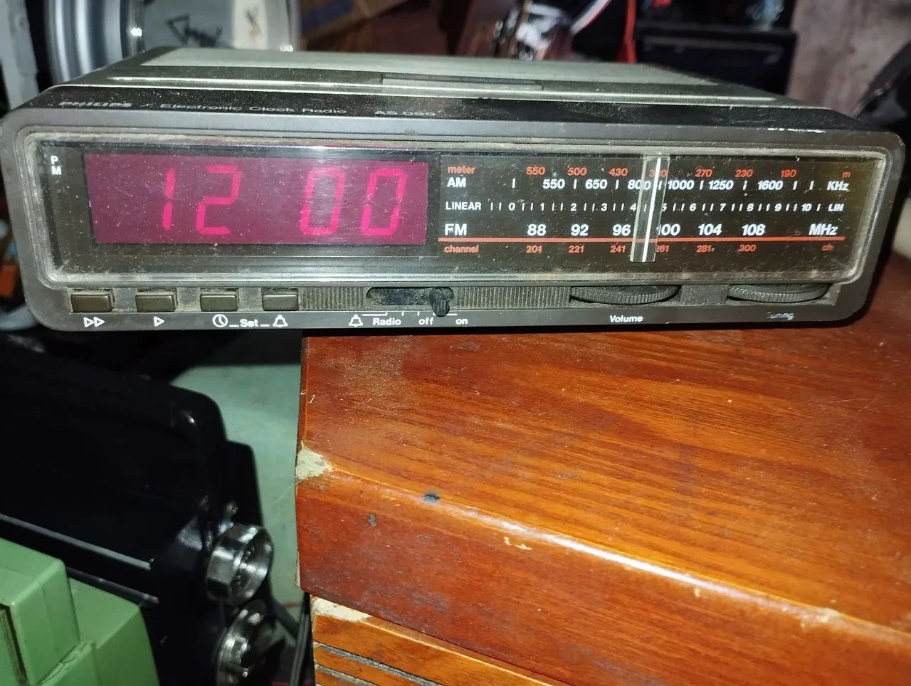 Rádio relógio despertador antigo Philips, funcionando. - Foto 3