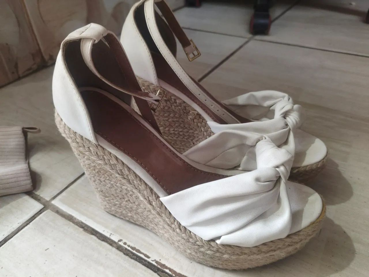 Sapatos e roupas 