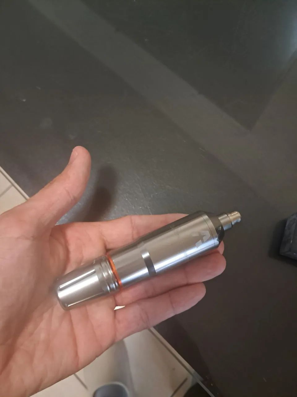 Vendo maquina de tatuagem Aston basicamente nova e fonte muito pouco usada  - Foto 3