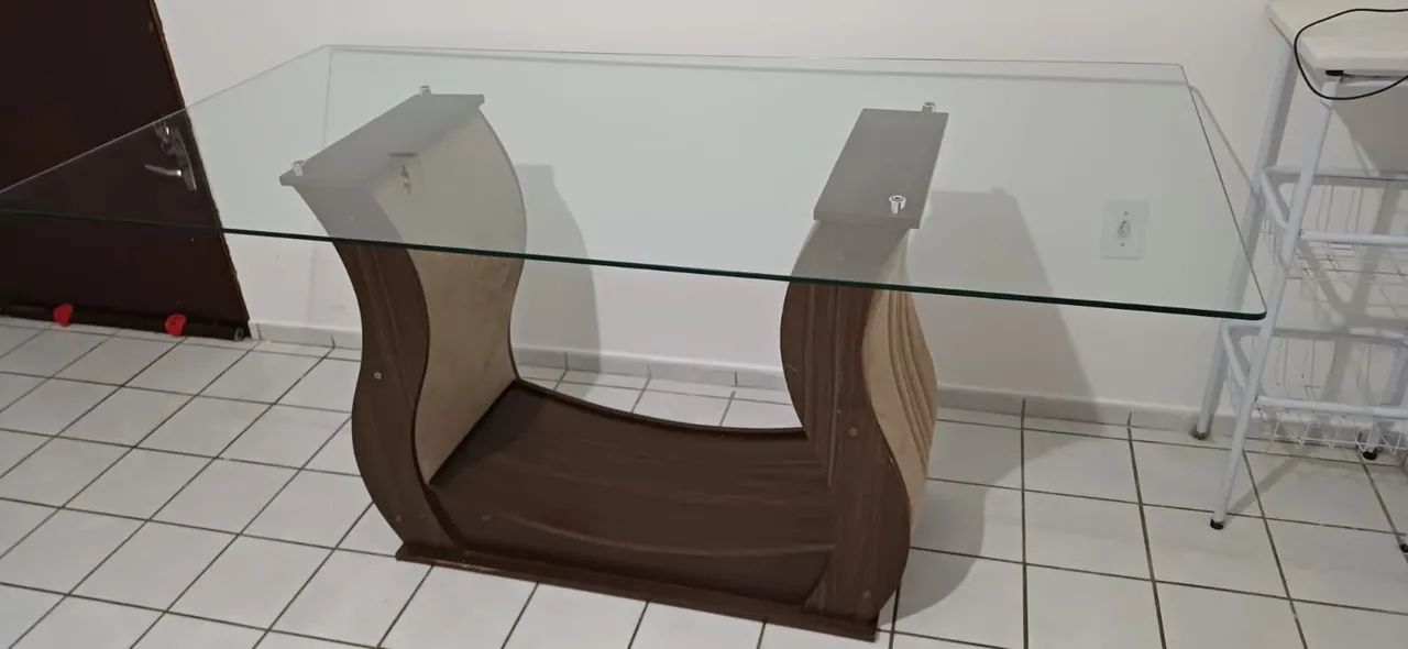 Mesa com tampo de vidro. - Foto 2