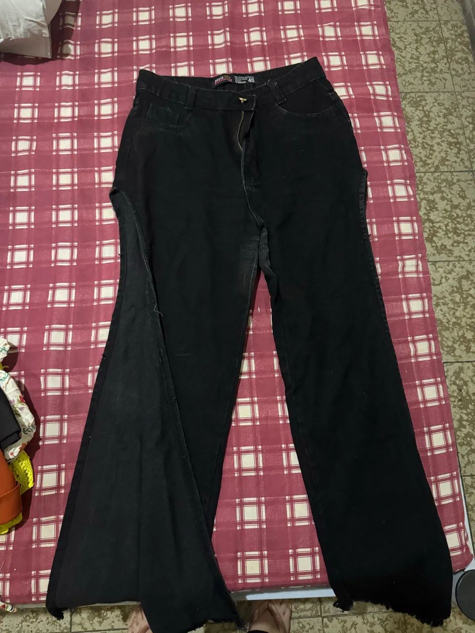 Calça jeans fenda lateral TAM 40 