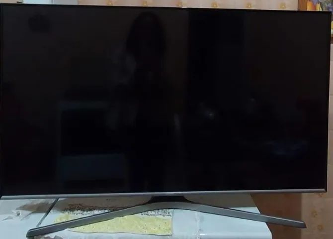 Smart TV Samsung de 48 polegadas (modelo UN48J6600AG) com defeito na tela 