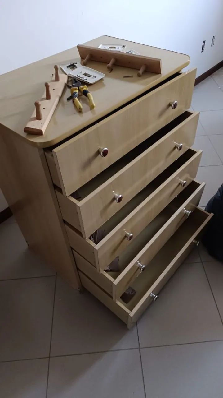 Cômoda com gavetas
