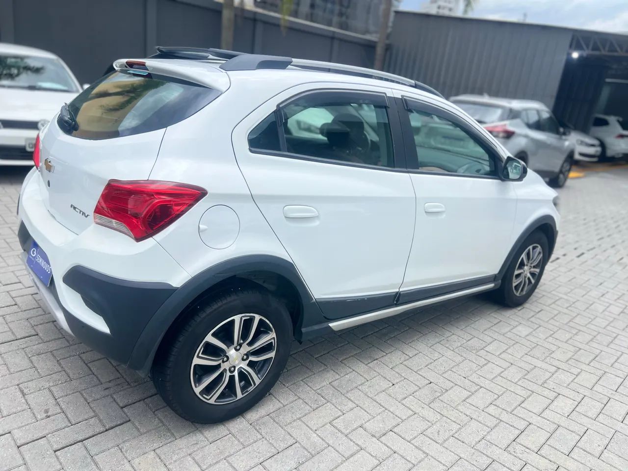 Chevrolet Onix Activ 1.4 8V Flex Mec. 4P 2018 - Foto 3
