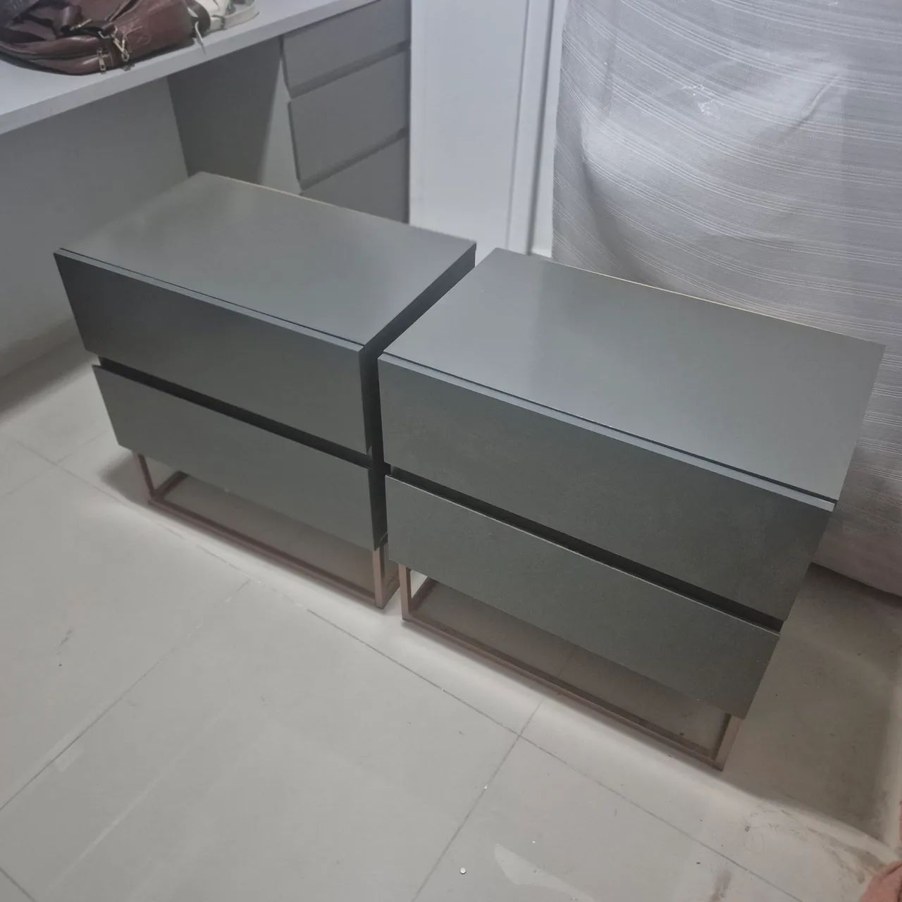 2 Mesa de Cabeceiras cinzas com base em ferro bronze 