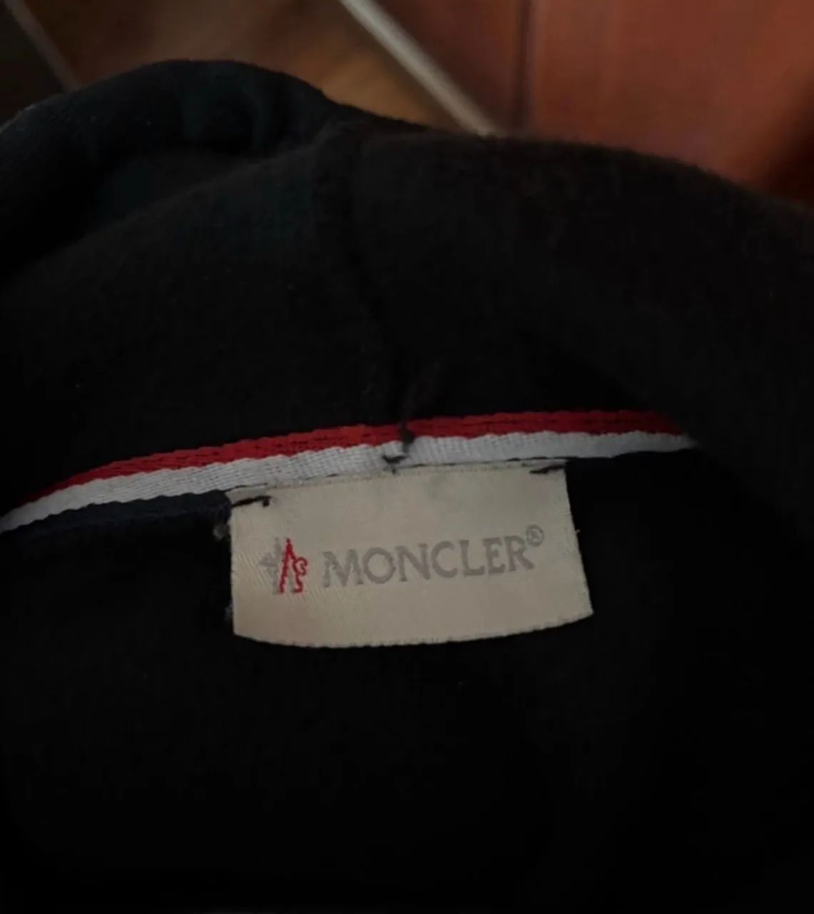 Moletom preto com capuz e logo da marca Moncler. - Foto 4