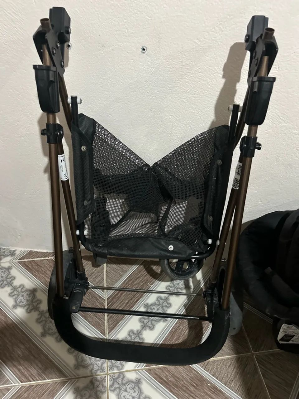 Carrinho de bebê com bebê conforto  - Foto 4