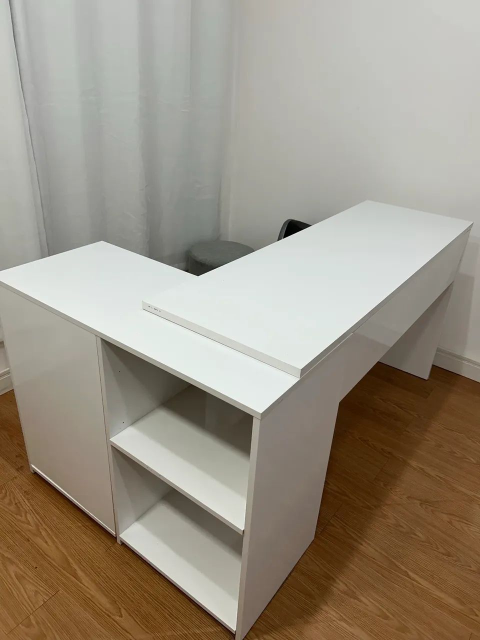 Mesa escritório em L branca com gavetas