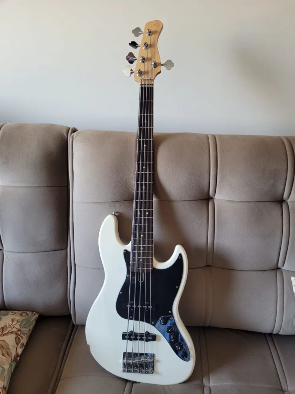 Contra baixo Marcus Miller Sire V3 