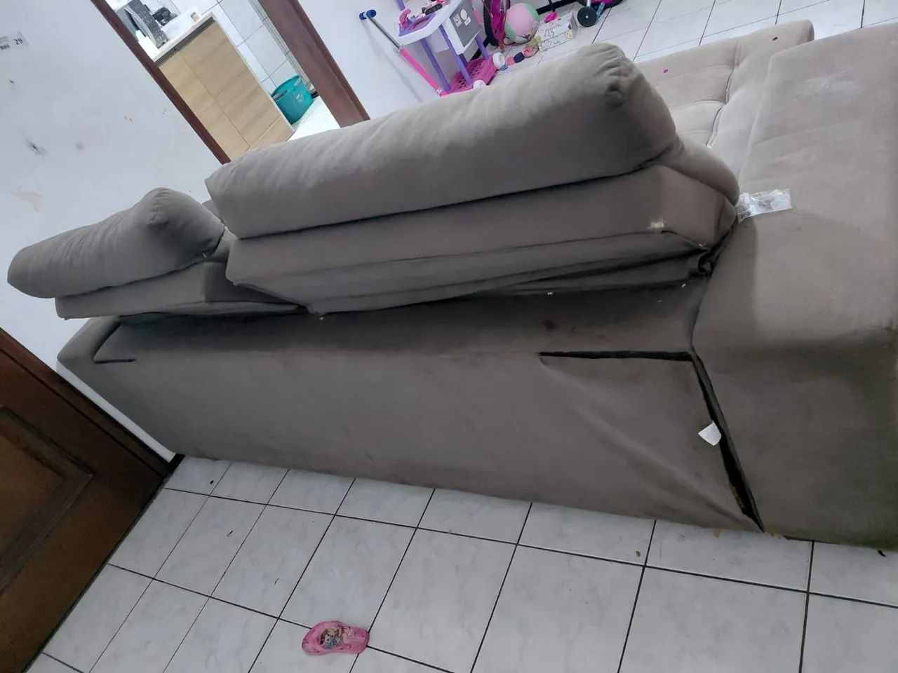 Sofá retrátil 4 lugares, cinza, camurça. - Foto 5