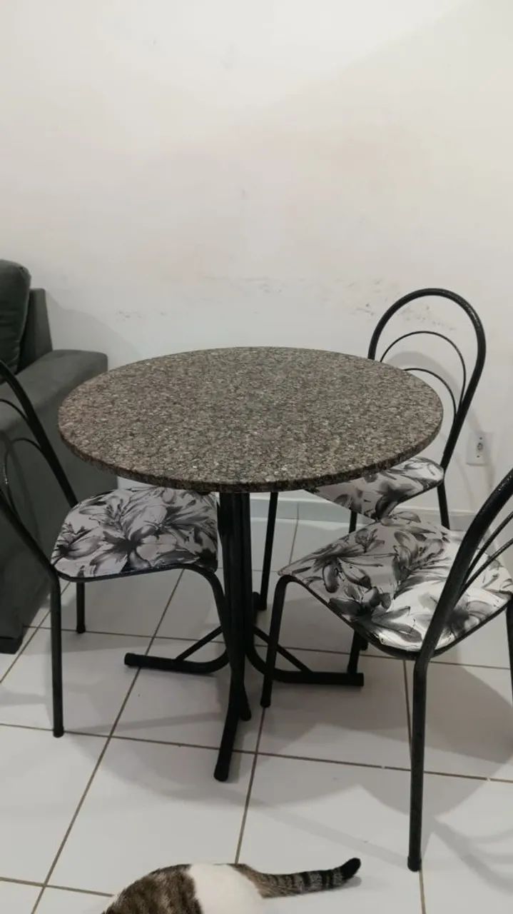 Mesa, três cadeiras com tampo em mármore  - Foto 2