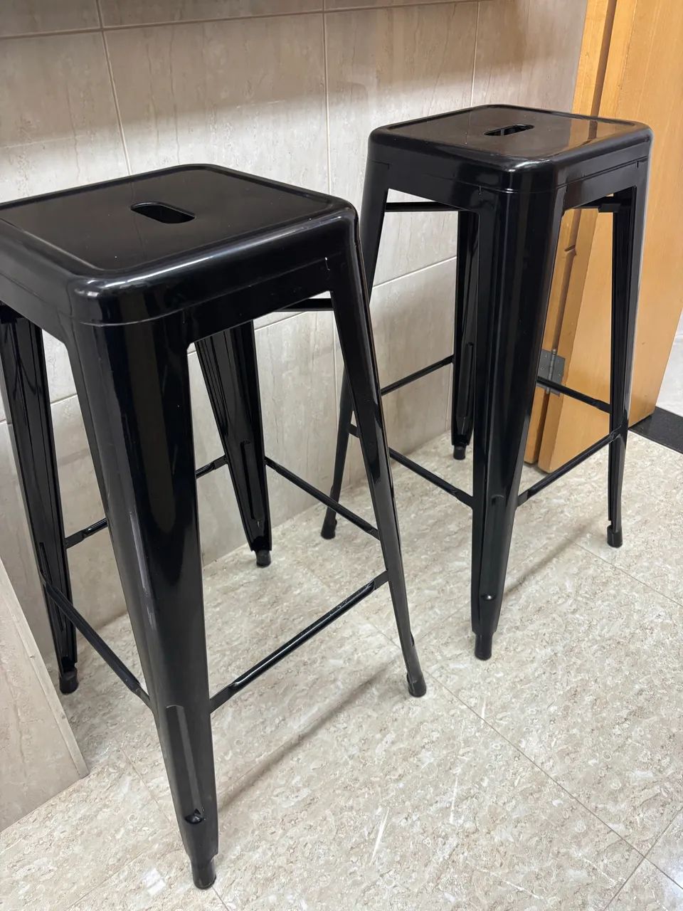 2 Banquetas em alumínio 