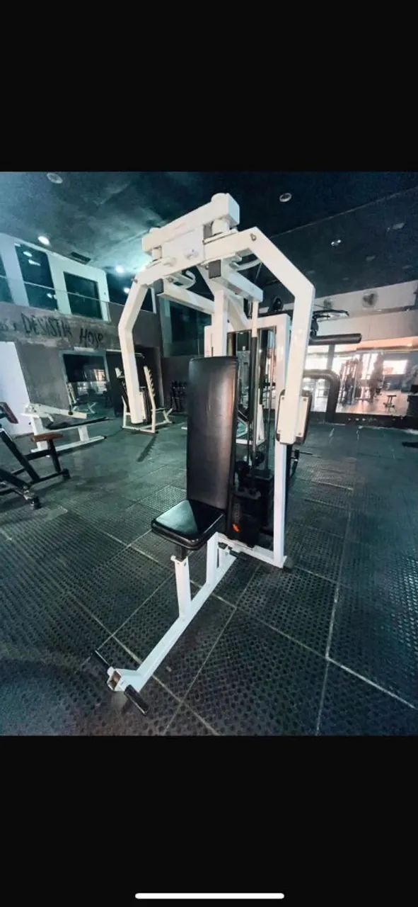 Máquina voador musculação 