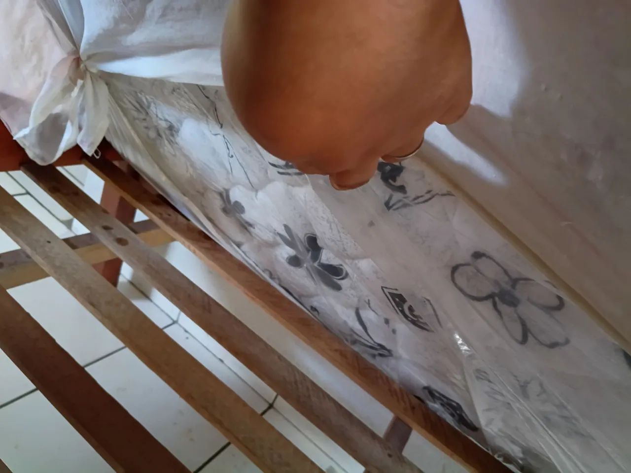Vendo cama beliche de madeira legítima com colchões novos. - Foto 4