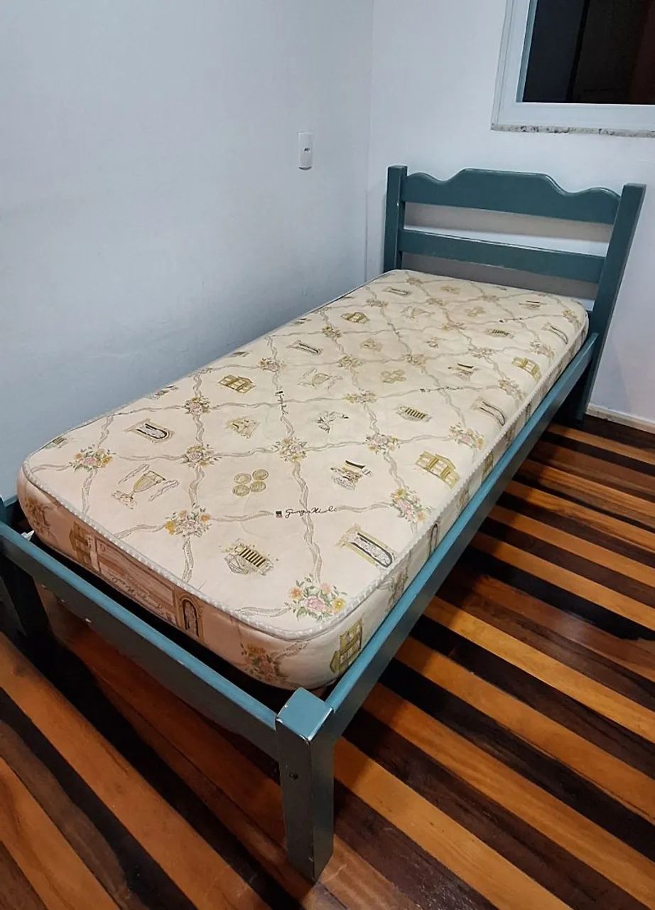 Cama de solteiro em madeira maciça com colchão.  - Foto 2