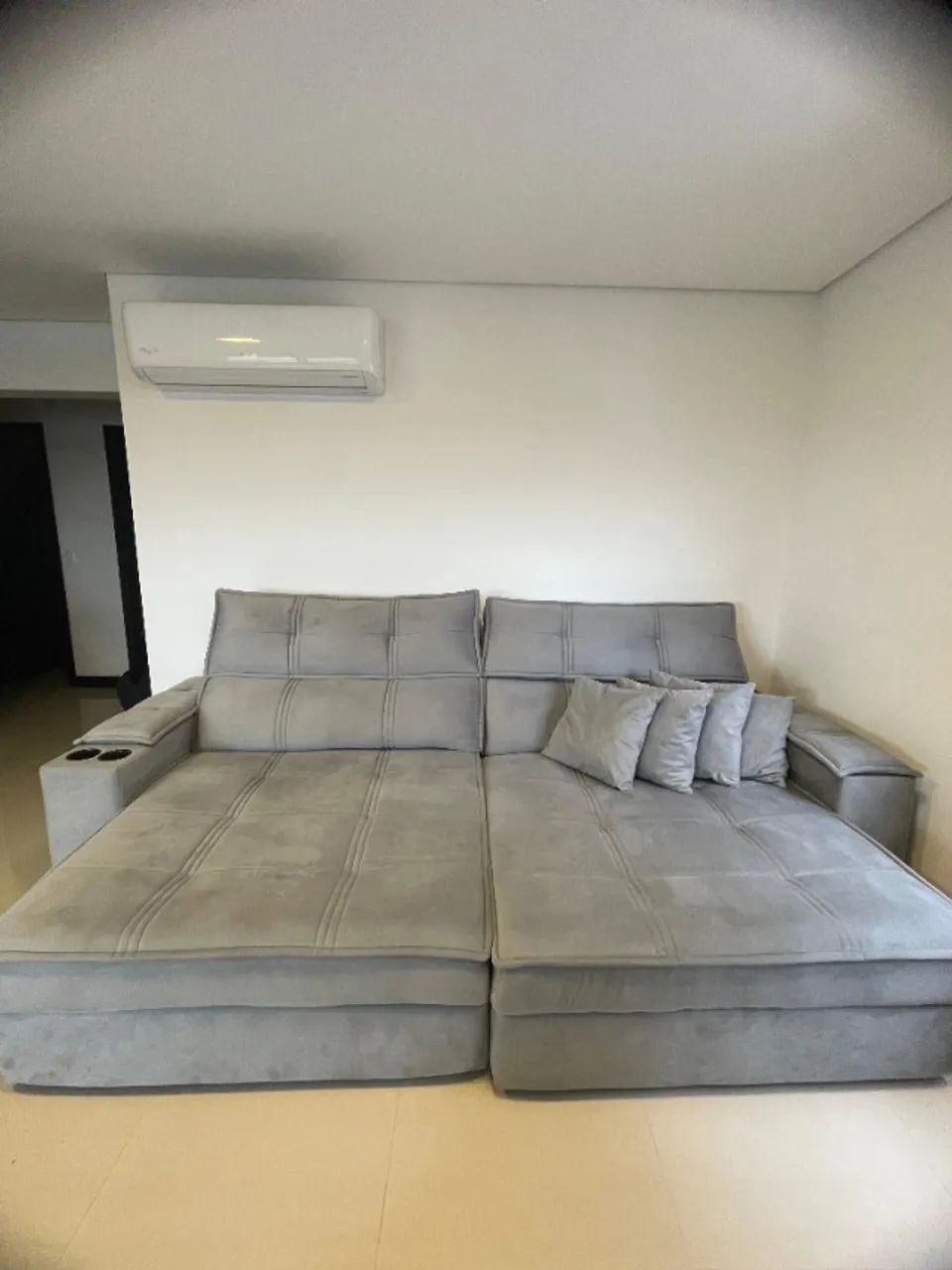 Sofá Berlim 2,90 m Retrátil Cinza-Prata com Porta-Copos - Foto 2