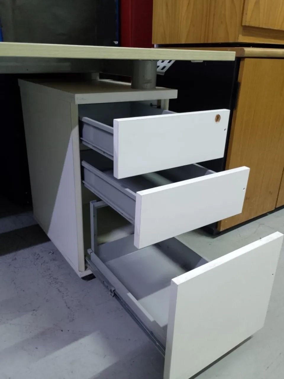 Mesa de Escritório 1,40m com Gaveteiro e Caixa de Tomadas - Marfim - Foto 4