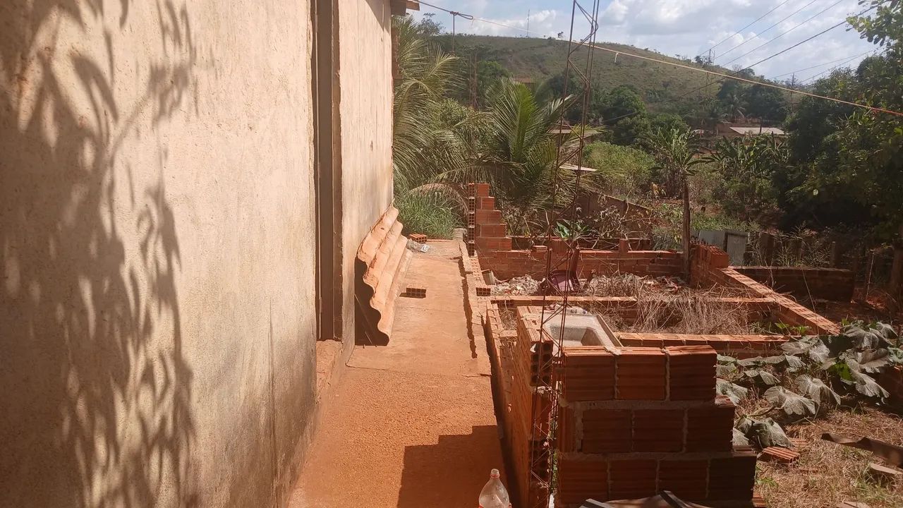 Meio lote com casa construída 